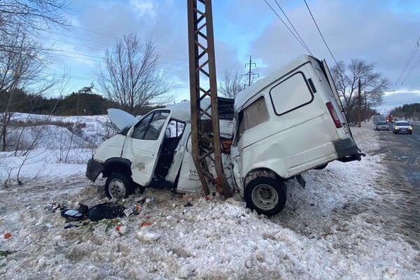 В Тольятти микро­ав­тобус врезался в столб, пострадали 2 человека