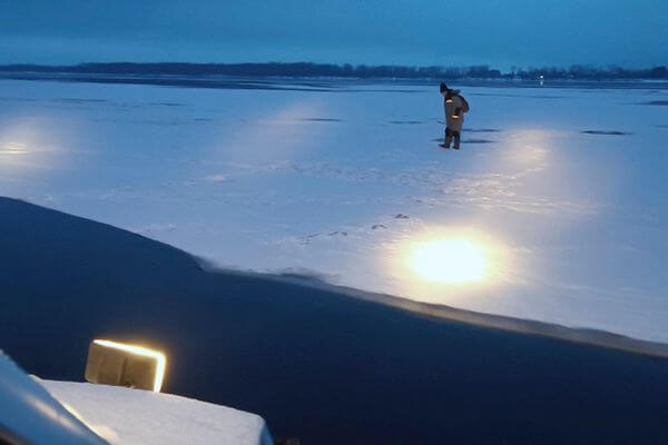 В Самаре с дрейфующей льдины спасли рыбака