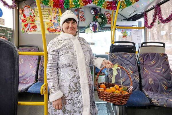 В Самаре пасса­жирам автобусов № 23, 34, 41 и 47 Дед Мороз со Снегурочкой дарят новогодние сувениры