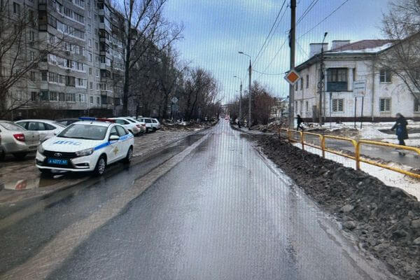 В Тольятти разыс­ки­вается мотоциклист, сбивший ребенка на тротуаре