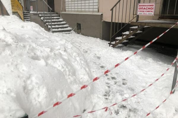 СК возбудил уголовное дела из-за падения льда на голову девушки в Тольятти