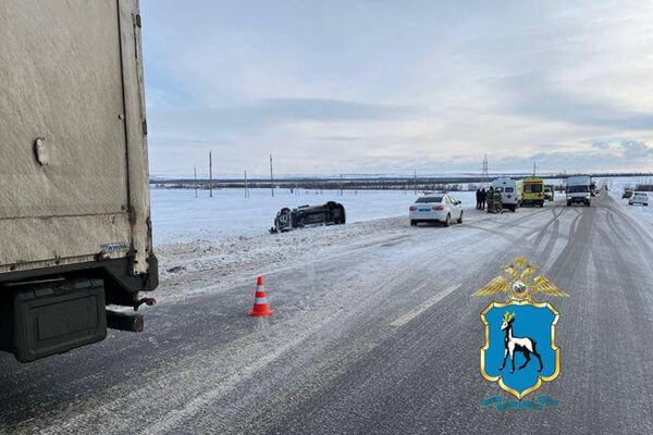 В Самарской области «Ларгус» ударился о грузовик, вылетел с дороги и опрокинулся