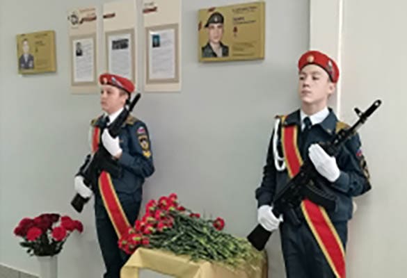 В тольят­тинской школе открыли доску памяти в честь выпускника — добро­вольца в ЧВК «Вагнер»
