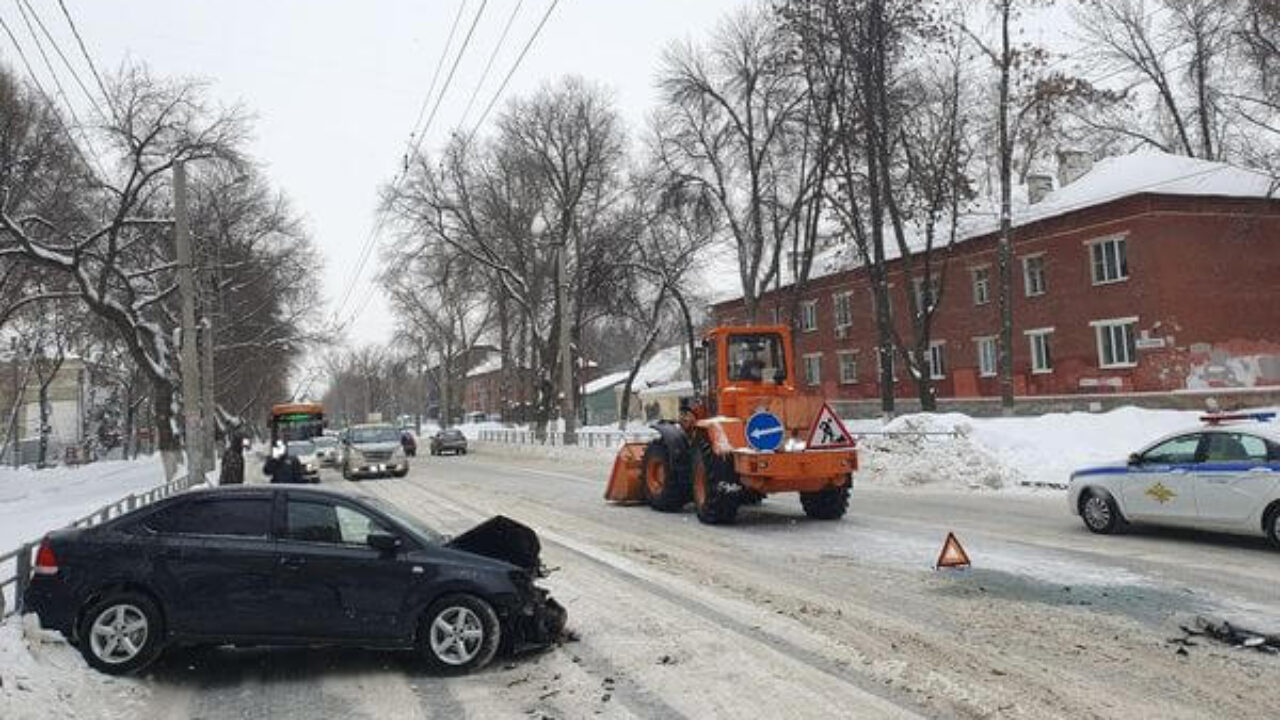 В Самаре иномарка врезалась в погрузчик | CityTraffic