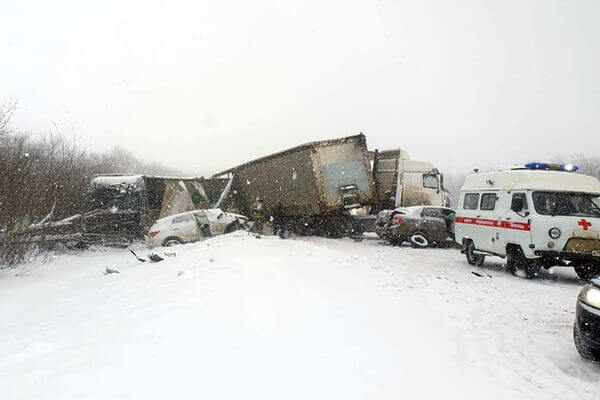 Два грузовика и две легко­вушки столк­нулись на трассе М5 в Самарской области