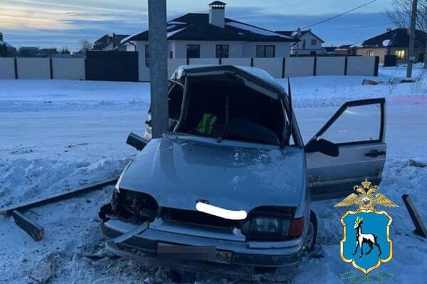 Под Тольятти легко­вушка врезалась в столб, водитель попал в больницу