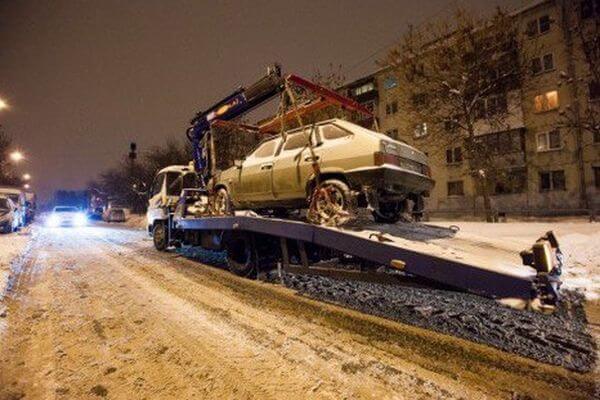 В Самаре ночью 30 января эваку­и­ровали 12 машин, мешающих уборке улиц от снега