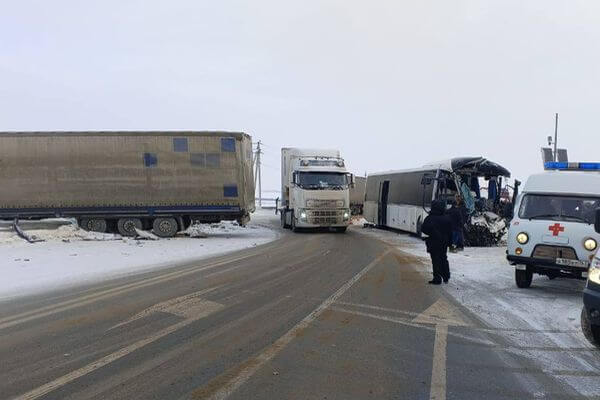 Глава СК РФ ждет доклад о столк­но­вении автобуса и фуры в Самарской области