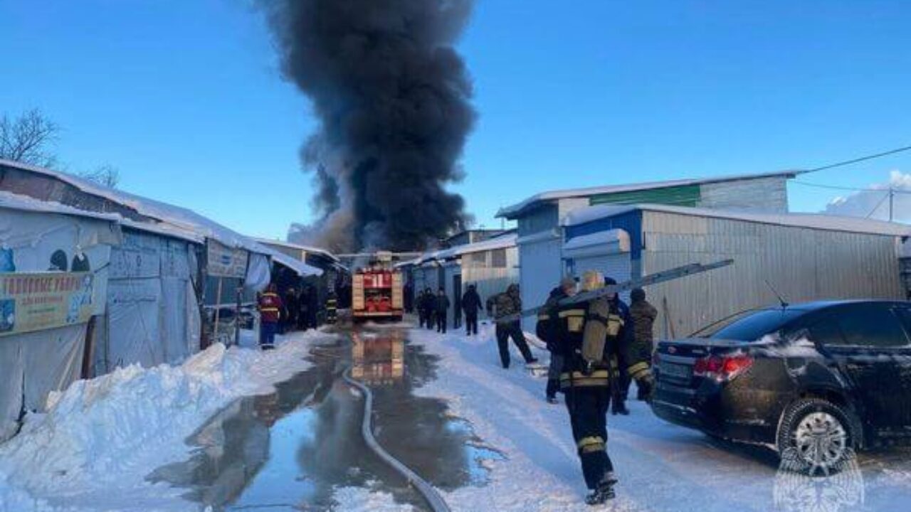 В Самаре загорелся торговый ряд на Кировском рынке | CityTraffic