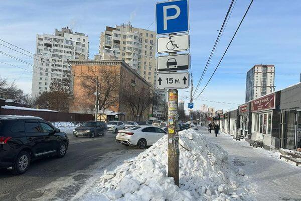 Самарское МП «Благоустройство» вместо расчистки парковок для инвалидов склади­ровало на них снег