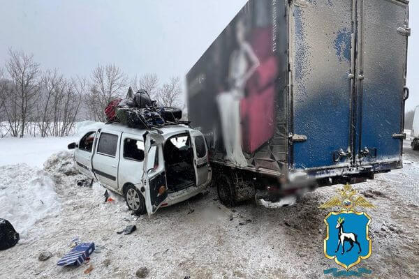 Три человека погибли, четверо пострадали в результате столк­но­вения «Ларгуса» и грузовой ГАЗели на трассе М5 в Самарской области