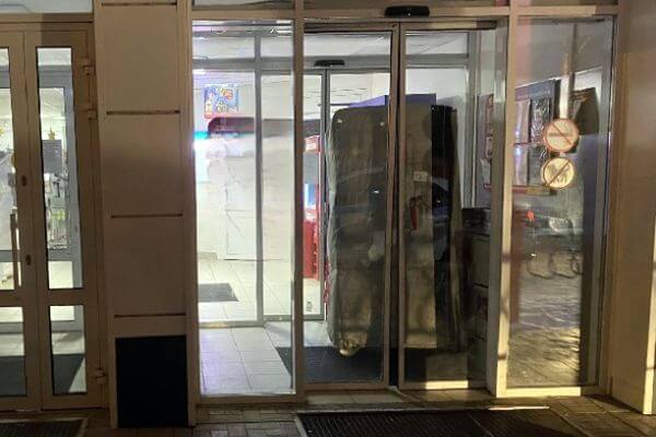 Житель Тольятти отжал двери в магазине и украл алкоголь на 5 тысяч рублей