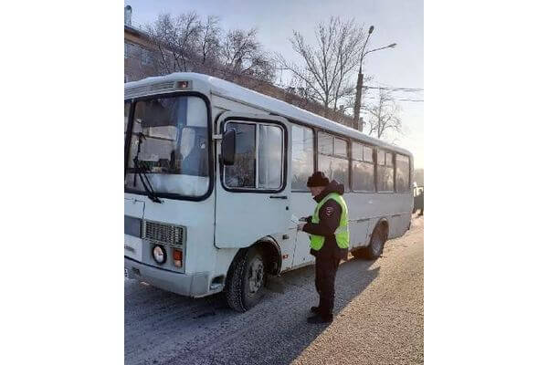 В Самаре водитель автобуса проехал на красный свет, потому что не хотел уронить пассажиров