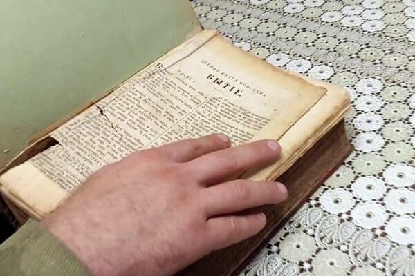 Старинную библию, найденную в зоне СВО, передали в самарский храм