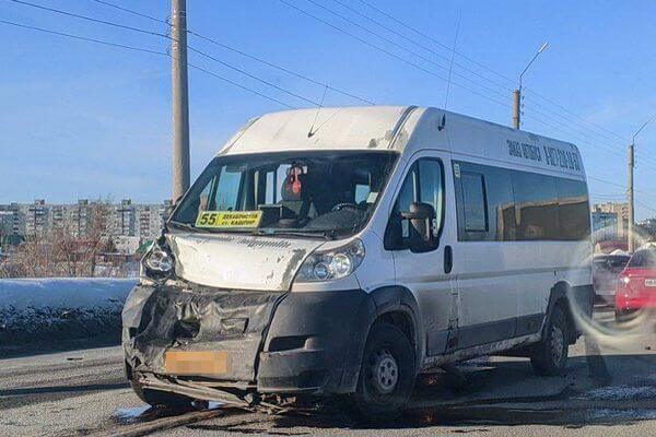 В Самарской области столк­нулись автобус и два автомобиля