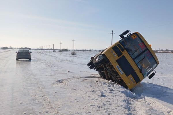 В самарской области опроки­нулся автобус с 9 школьниками