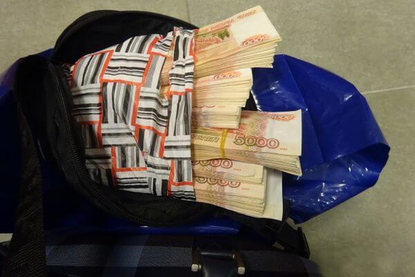 В аэропорту Самары задержали пасса­жирку с 3 млн рублей в ручной клади