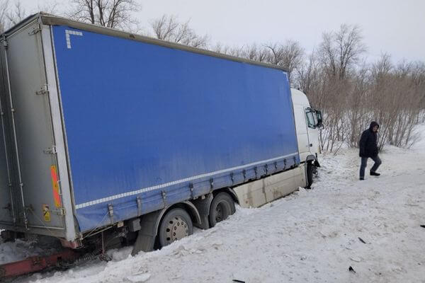 Два человека погибли в столк­но­вении легко­вушки с грузо­виком на трассе в Самарской области