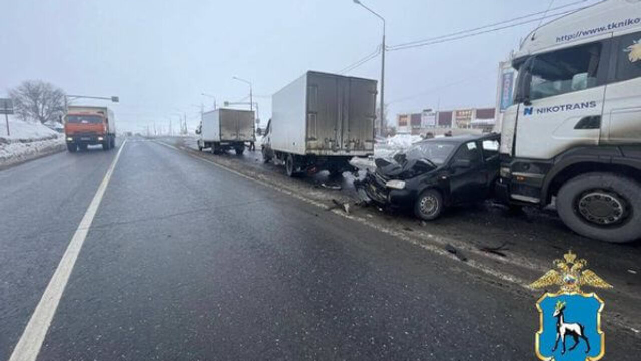 На трассе М5 в Самарской области грузовик ударил легковушку, отправив ее в  другой большегруз | CityTraffic