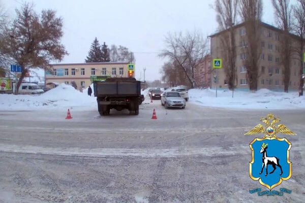 Женщина пострадала в столк­но­вении грузовика с легко­вушкой в Тольятти