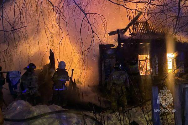 В Самаре сгорел частный дом, пострадала женщина