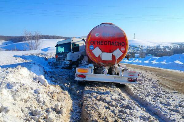 Нефтевоз врезался в дорожное ограж­дение на трассе в Самарской области