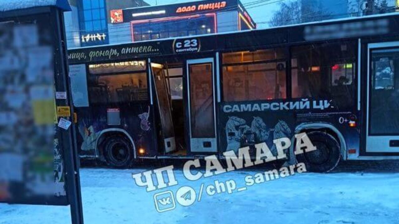 В Самаре пассажиры сломали дверь автобуса № 70, пытаясь попасть в салон |  CityTraffic