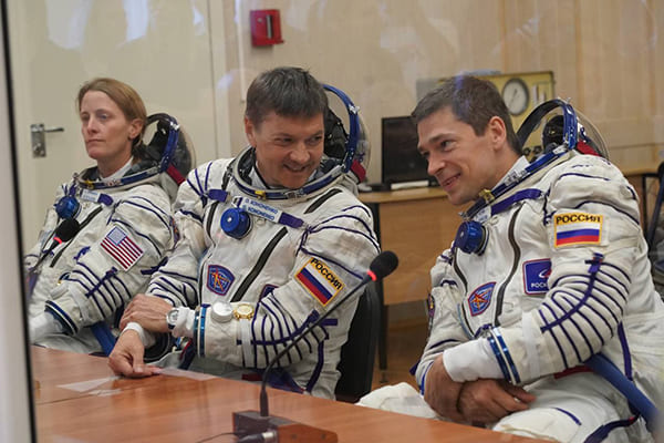 Космонавт Олег Кононенко побил рекорд по длитель­ности полетов в звездном пространстве