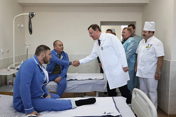 В военном госпитале в Самаре участ­ников СВО поздравили с Днем защитника Отечества
