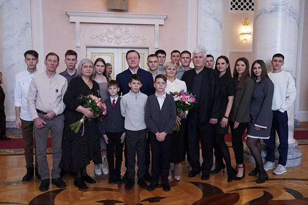 Губернатор Самарской области встре­тился с много­детными семьями