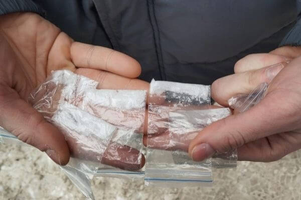 Жителя Тольятти поймали в подъезде с большим запасом наркотиков