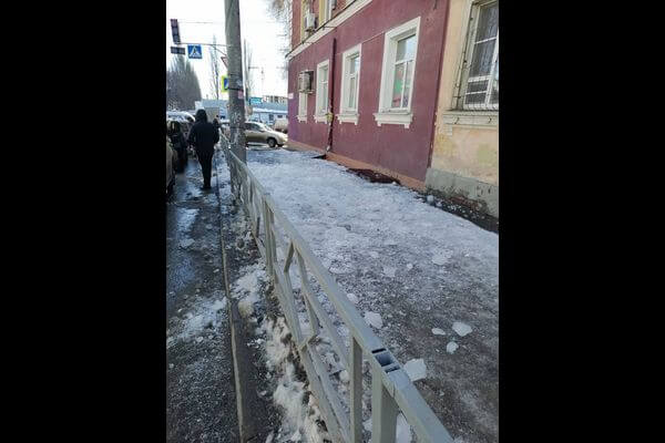 В Самаре начальника участка УК обвинили в падении снега на женщину и троих детей