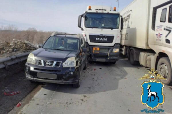Грузовик ударил внедо­рожник, и тот сбил пешехода на трассе М5 в Самарской области