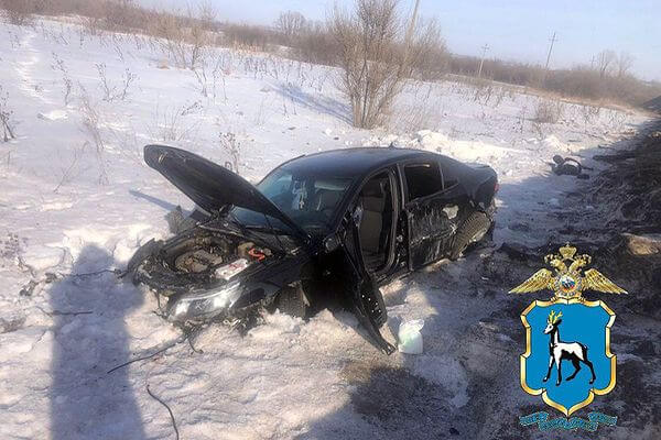 «Сааб» опроки­нулся, водитель погиб на трассе в Самарской области