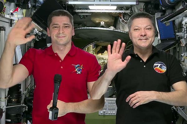 Самарский космонавт Олег Кононенко поздравил женщин с празд­ником с борта МКС
