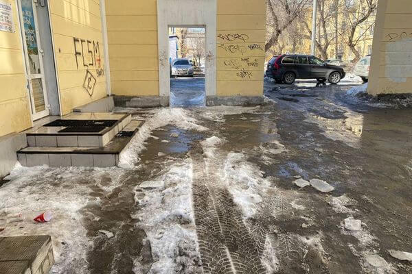 Глава СК РФ ждет доклад о рассле­до­вании дела по факту падения снега с крыши на женщину и ребенка