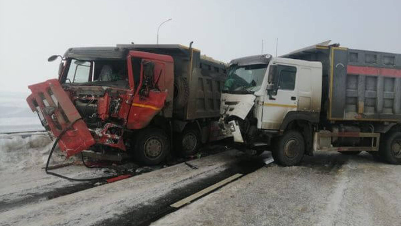 В Самарской области в лобовую столкнулись два грузовика | CityTraffic