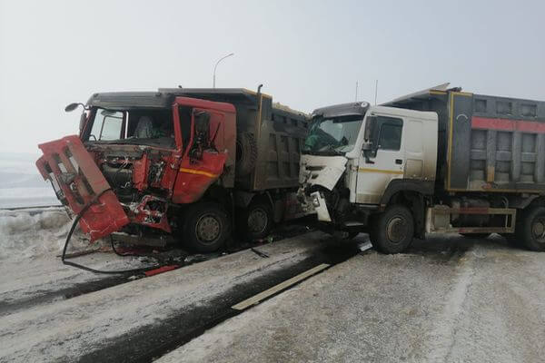 В Самарской области в лобовую столк­нулись два грузовика