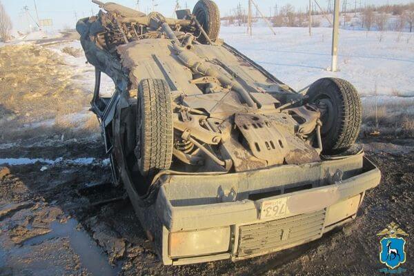 В Самарской области вазовская «классика» врезалась в ГАЗ и опрокинулась