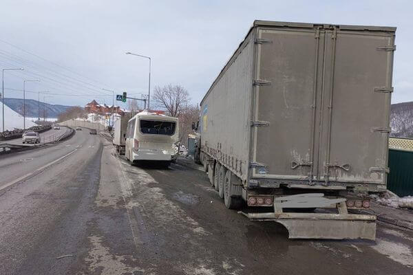 В Самаре столк­нулись автобус и два грузовика
