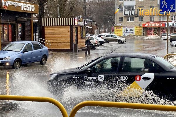 Последствия дождя в Тольятти: транспорт тонет, такси взвин­чивает цены