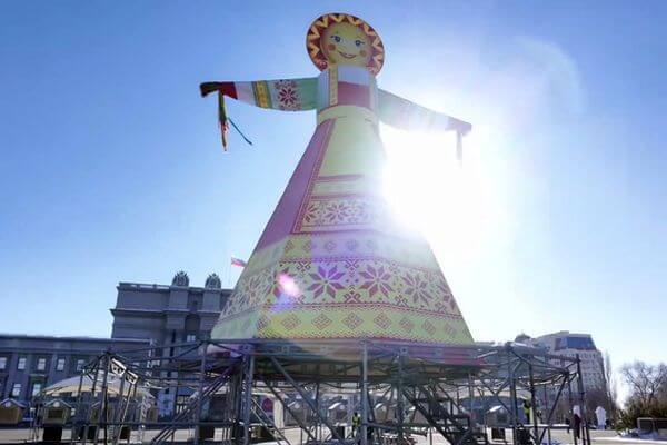 В Самаре на площади Куйбышева установили фигуру Маслены