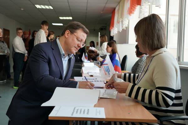 Глава Самарской области прого­ло­совал на выборах Президента РФ