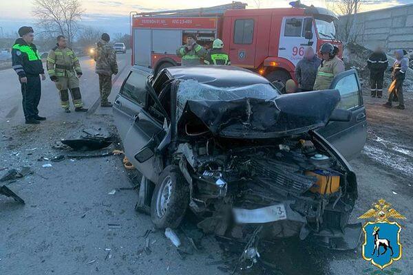 В Самарской области погиб пассажир «Приоры», которая влетела в грузовик
