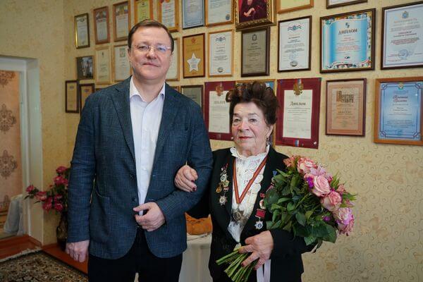 Дмитрий Азаров поздравил выдаю­щегося педагога из Хрящевки с 90-летием