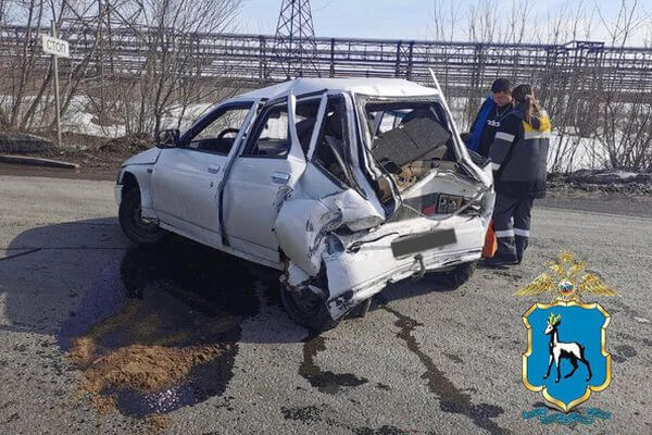 В Самарской области грузовик врезался в легковушку, пострадала женщина