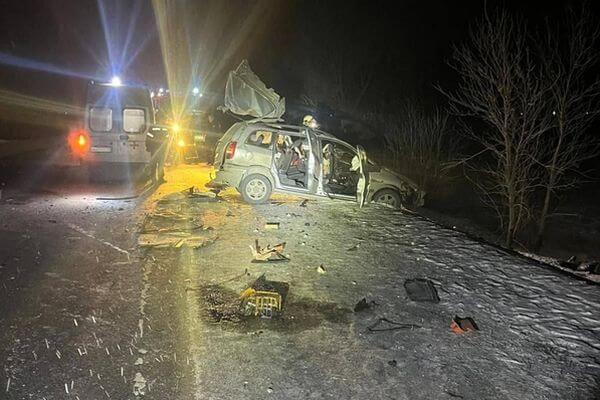 Трое погибли, четверо попали в больницу в результате столк­но­вения легко­вушки с грузо­виком в Самарской области