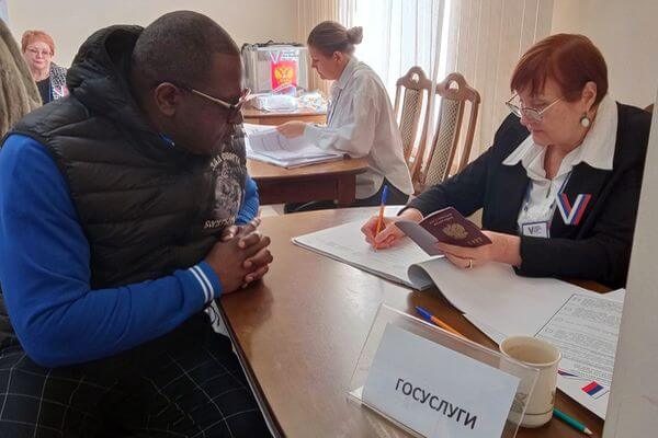 Американский Боксер Кевин Джонсон прого­ло­совал на выборах Президента РФ в Самаре