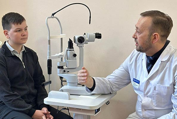 В Самаре медики провели сложную операцию юному пациенту с врожденной катарактой
