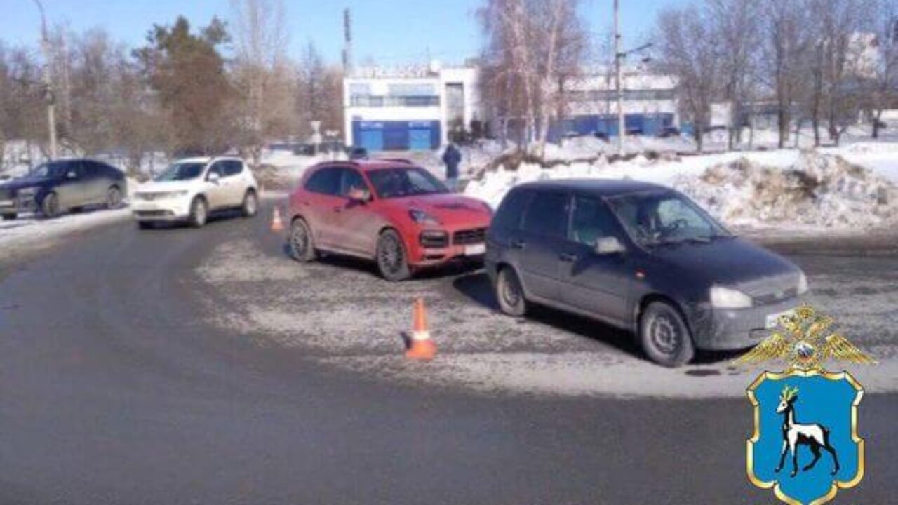 В Тольятти на Спортивной женщина на «Порше» врезалась в «Калину» |  CityTraffic